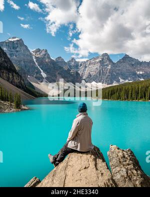 Wanderer, die im Sommer den Blick auf den Moraine Lake im Banff National Park, Alberta, Kanada, genießen. Stockfoto