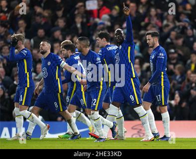 Der Chelsea-Spieler Romelu Lukaku (zweiter rechts) feiert das dritte Tor des Spiels seiner Seite während des dritten Runden-Spiels des Emirates FA Cup in Stamford Bridge, London. Bilddatum: Samstag, 8. Januar 2022. Stockfoto