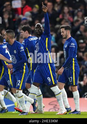 Der Chelsea-Spieler Romelu Lukaku (zweiter rechts) feiert das dritte Tor des Spiels seiner Seite während des dritten Runden-Spiels des Emirates FA Cup in Stamford Bridge, London. Bilddatum: Samstag, 8. Januar 2022. Stockfoto