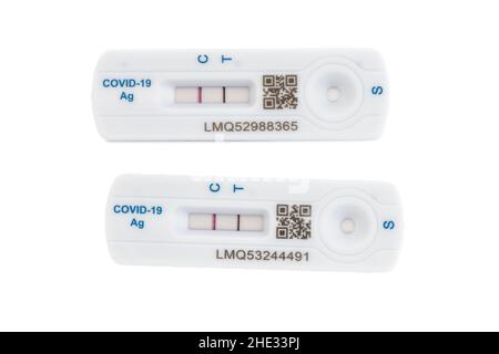 Zwei positive laterale Durchflusstests für Covid-19 Stockfoto