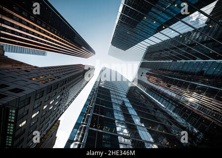 Geschäfts- und Finanzkonzept, Blick auf Hochhäuser im Finanzviertel einer modernen Metropole. Stockfoto
