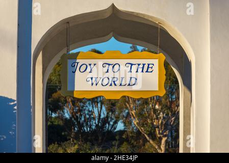 Die Worte Freude an die Welt auf dem Goldenen Lotusdom der Selbstverwirklichungs-Gemeinschaft. Encinitas, Kalifornien, USA. Stockfoto