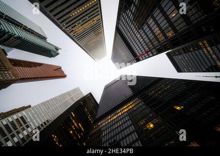 Business- und Finanzkonzept, Blick auf die Bürohochhausarchitektur in der Abenddämmerung im Finanzviertel einer modernen Metropole. Stockfoto