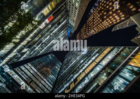 Business- und Finanzkonzept, Blick auf die Bürohochhaus-Architektur in der Nacht im Finanzviertel einer modernen Metropole. Stockfoto