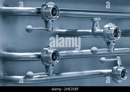 Rohrleitungen aus Edelstahl, ein System für das Pumpen von Flüssigkeiten oder Milch für die Lebensmittelindustrie. Abstrakte industriellen Hintergrund. Stockfoto