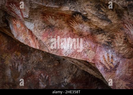 Prähistorische Handmalereien in der Höhle der Hände aka Cueva de Las Manos in der Provinz Santa Cruz, argentinisches Patagonien, Südamerika. Stockfoto
