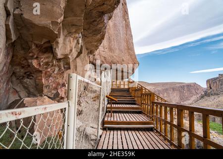 Promenade an der Höhle der Hände (Spanisch: Cueva de Las Manos ) in der Provinz Santa Cruz, Patagonien, Argentinien. Die Kunst in der Höhle stammt aus dem Jahr 13.000 Stockfoto