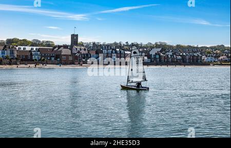 Segeljolle in West Bay an sonnigen Tagen, North Berwick, East Lothian, Schottland, Großbritannien Stockfoto