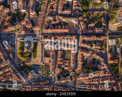 Luftaufnahme von oben nach unten der traditionellen Wohngegend bei Sonnenaufgang im Belem Viertel von Lissabon, Portugal. Stockfoto