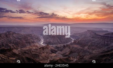 Sonnenuntergang über dem Fish River Canyon in Namibia, dem zweitgrößten Canyon der Welt und dem größten in Afrika. Stockfoto