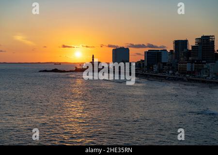 Sonnenuntergang über dem Strand von Barra und dem berühmten Leuchtturm von Barra in Salvador, Bahia, Brasilien. Stockfoto