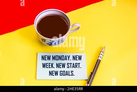 Neuer montag, neue Woche, neuer Start, neue Ziele - Handschrift auf bunten Aufklebern mit einer Tasse Kaffee Stockfoto