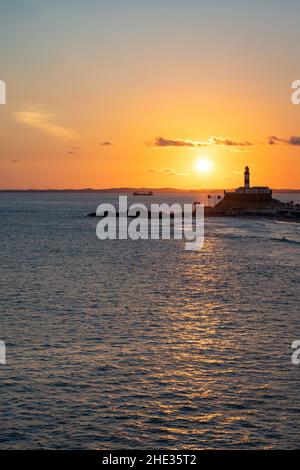 Sonnenuntergang über dem berühmten Leuchtturm Barra (Portugiesisch: Farol da Barra) in Salvador, Bahia, Brasilien. Stockfoto