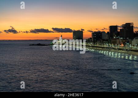 Sonnenuntergang über dem Strand von Barra und dem berühmten Leuchtturm von Barra in Salvador, Bahia, Brasilien. Stockfoto