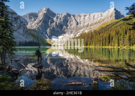 Senior Wanderer, der im Sommer in Kananaskis Country, Alberta, Kanada, den Rawson Lake sieht. Stockfoto