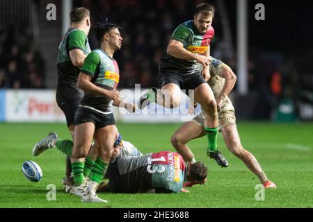 LONDON, GROSSBRITANNIEN. 08th, Januar 2022. Luke Northmore von Harlequins (Mitte) wird während des Spiels der Gallagher Premiership Rugby-Runde 13 zwischen Harlequins und Exeter-Häuptern im Stoop Stadium am Samstag, den 08. Januar 2022, in Angriff genommen. LONDON, ENGLAND. Kredit: Takaimages/Alamy Live Nachrichten Stockfoto