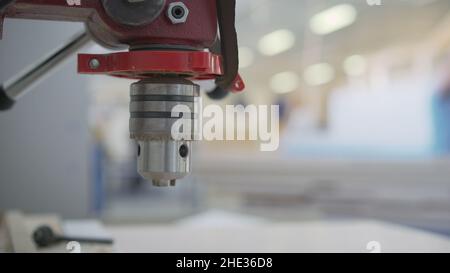 Bohrmaschine in der Möbelindustrie. Der Prozess der Herstellung von Schrankmöbeln aus Spanplatten auf einer modernen automatischen Bohr- und Fräsmaschine m Stockfoto