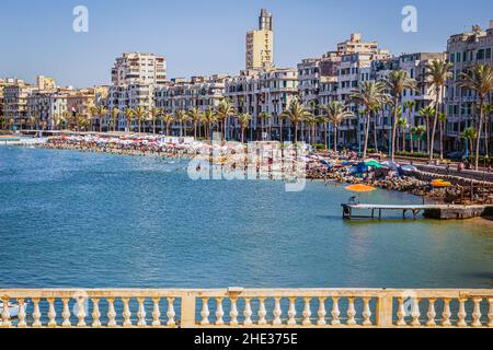 Die Stadt Alexandria bei Tageslicht gesehen mit Menschen Baden im Mittelmeer. Foto aufgenommen am 20th. Juni 2021 in Alexandria, Nordafrika Stockfoto