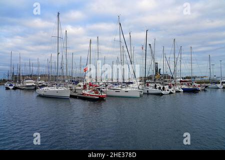 SAINT-MALO, FRANKREICH -30 DEC 2021- Blick auf die Boote im Hafen von St-Malo in der Bretagne, Frankreich. Stockfoto