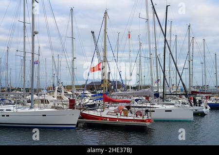 SAINT-MALO, FRANKREICH -30 DEC 2021- Blick auf die Boote im Hafen von St-Malo in der Bretagne, Frankreich. Stockfoto