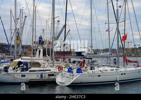 SAINT-MALO, FRANKREICH -30 DEC 2021- Blick auf die Boote im Hafen von St-Malo in der Bretagne, Frankreich. Stockfoto