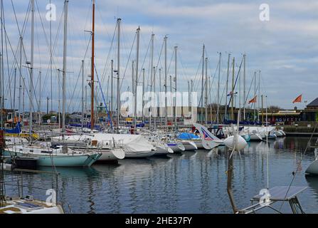 SAINT-MALO, FRANKREICH -30 DEC 2021- Blick auf die Boote im Hafen von St-Malo in der Bretagne, Frankreich. Stockfoto