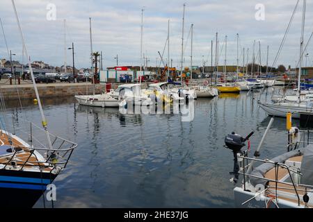 SAINT-MALO, FRANKREICH -30 DEC 2021- Blick auf die Boote im Hafen von St-Malo in der Bretagne, Frankreich. Stockfoto