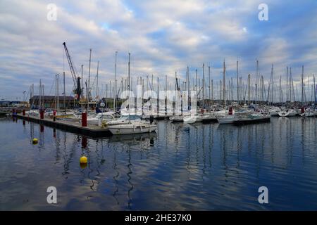 SAINT-MALO, FRANKREICH -30 DEC 2021- Blick auf die Boote im Hafen von St-Malo in der Bretagne, Frankreich. Stockfoto