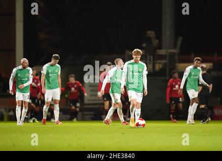 Dale Gorman von Yeovil Town (Mitte rechts) reagiert, nachdem Emiliano Marcondes von Bournemouth (nicht abgebildet) beim dritten Runden-Spiel des Emirates FA Cup in Huish Park, Yeovil, das zweite Tor ihres Spielers erzielt hat. Bilddatum: Samstag, 8. Januar 2022. Stockfoto