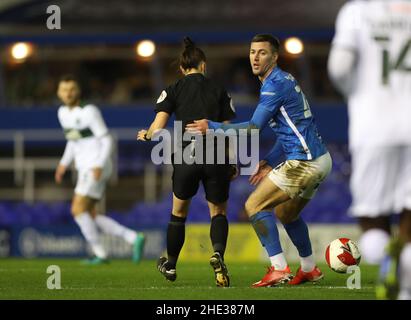 Gary Gardner (rechts) von Birmingham City stößt beim dritten Lauf des Emirates FA Cup in St. Andrew's, Birmingham, auf Schiedsrichter Rebecca Welch. Bilddatum: Samstag, 8. Januar 2022. Stockfoto