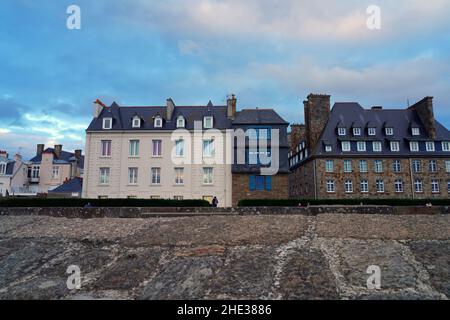 SAINT-MALO, FRANKREICH -30 DEC 2021- Blick auf die Stadtmauer von Saint-Malo, einer wichtigen Festung in der französischen Bretagne am Atlantik. Stockfoto