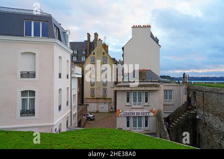 SAINT-MALO, FRANKREICH -30 DEC 2021- Blick auf die Stadtmauer von Saint-Malo, einer wichtigen Festung in der französischen Bretagne am Atlantik. Stockfoto