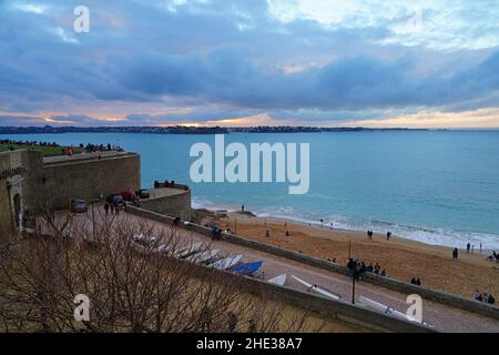 SAINT-MALO, FRANKREICH -30 DEC 2021- Blick auf die Stadtmauer von Saint-Malo, einer wichtigen Festung in der französischen Bretagne am Atlantik. Stockfoto