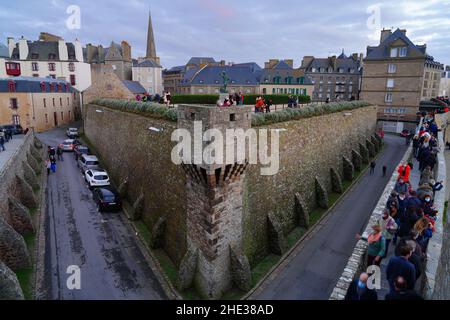 SAINT-MALO, FRANKREICH -30 DEC 2021- Blick auf die Stadtmauer von Saint-Malo, einer wichtigen Festung in der französischen Bretagne am Atlantik. Stockfoto