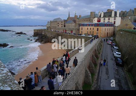 SAINT-MALO, FRANKREICH -30 DEC 2021- Blick auf die Stadtmauer von Saint-Malo, einer wichtigen Festung in der französischen Bretagne am Atlantik. Stockfoto