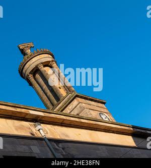 ELGIN, MORAY, SCHOTTLAND - 7. JANUAR 2022: - Dies ist ein Blick in das Stadtzentrum von Elgin, Moray, Schottland am 7. Januar 2022 Stockfoto