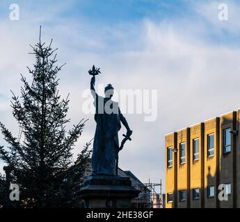 ELGIN, MORAY, SCHOTTLAND - 7. JANUAR 2022: - Dies ist ein Blick in das Stadtzentrum von Elgin, Moray, Schottland am 7. Januar 2022 Stockfoto