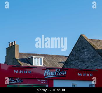 ELGIN, MORAY, SCHOTTLAND - 7. JANUAR 2022: - Dies ist ein Blick in das Stadtzentrum von Elgin, Moray, Schottland am 7. Januar 2022 Stockfoto