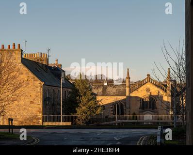 ELGIN, MORAY, SCHOTTLAND - 7. JANUAR 2022: - Dies ist ein Blick in das Stadtzentrum von Elgin, Moray, Schottland am 7. Januar 2022 Stockfoto