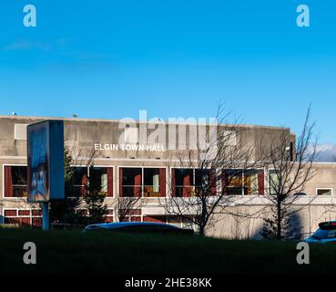 ELGIN, MORAY, SCHOTTLAND - 7. JANUAR 2022: - Dies ist ein Blick in das Stadtzentrum von Elgin, Moray, Schottland am 7. Januar 2022 Stockfoto