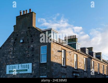 ELGIN, MORAY, SCHOTTLAND - 7. JANUAR 2022: - Dies ist ein Blick in das Stadtzentrum von Elgin, Moray, Schottland am 7. Januar 2022 Stockfoto