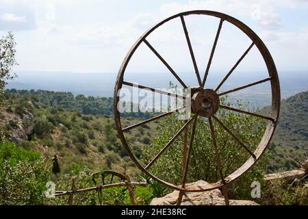 Rostiger Waggonwagen vor der Landschaft auf Mallorca Stockfoto