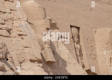 Großer Tempel von Ramesses II bei Abu Simbel in Südägypten nahe der Grenze des Sudan. Ein UNESCO-Weltkulturerbe, eines der nubischen Denkmäler. Stockfoto