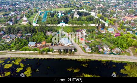Draufsicht auf eine szenische Ansicht von einer Drohne auf die Stadt Alexandrow, eine der ältesten Städte in der Region Moskau, Alexandrowskaja Sloboda (Alexander Stockfoto
