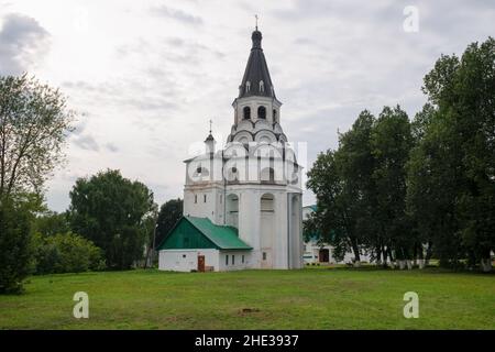 Alexandrow, Russland - 10. AUGUST 2021. Die Kreuzigungskirche-Glockenturm in der Alexander Sloboda. Museumsreservat „Aleksandrowskaja Sloboda“. Alexandro Stockfoto