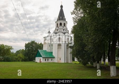 Alexandrow, Russland - 10. AUGUST 2021. Die Kreuzigungskirche-Glockenturm in der Alexander Sloboda. Museumsreservat „Aleksandrowskaja Sloboda“. Alexandro Stockfoto