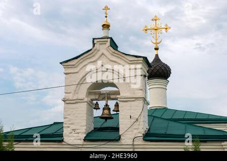 Alexandrow, Russland - 10. AUGUST 2021. Glockenturm der Kirche der Darstellung des Herrn in der Aleksandrowskaja Sloboda. Museum-Reserve 'Aleksa Stockfoto