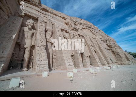 Der kleine Tempel von Hathor und Nefertari in Abu Simbel in Südägypten nahe der Grenze zum Sudan. Eines der nubischen Denkmäler. Stockfoto