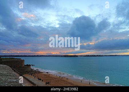 SAINT-MALO, FRANKREICH -30 DEC 2021- Blick bei Sonnenuntergang auf die Stadtmauer von Saint-Malo, einer wichtigen Festung in der Bretagne am Atlantik Stockfoto