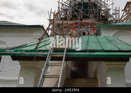 Alexandrow, Russland - 10. AUGUST 2021. Wiederaufbau der Kirche der Fürbitte der seligen Jungfrau Maria in der Alexandrowskaja Sloboda. Muse Stockfoto